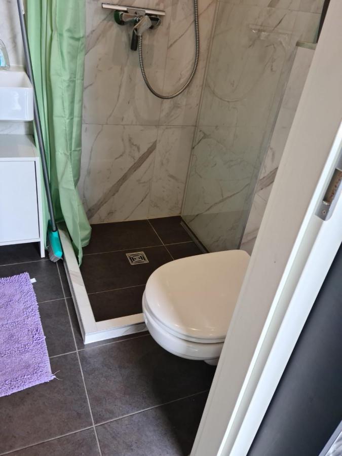 Fewo Garten - Eigener Eingang- Wlan-Parkplatz,Netflix, Terrasse,Doppelbett Und Schlafcouch Oberhausen  Luaran gambar